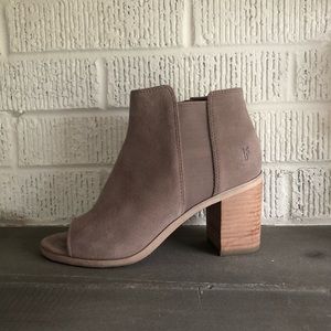 Gorgeous Frye neutral open toe heeled suede sandal - like new.  Size 6